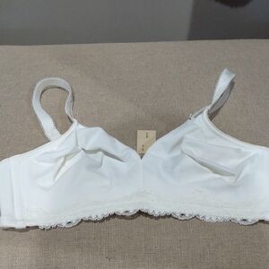 Soma Essence Helena Wireless Unlined Unpadded Cream Lace Trim Bra